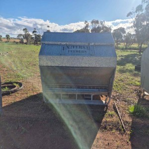 Universal Sheep feeder