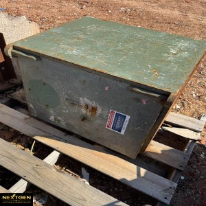 Vintage Safe closed with no key 0093